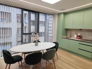 a kitchen and dining room with a table and chairs at ELEGANCIA Y MODERNIDAD EN PLENO CENTRO in Oviedo