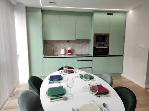 a white table with chairs and wine glasses at ELEGANCIA Y MODERNIDAD EN PLENO CENTRO in Oviedo +37 photos