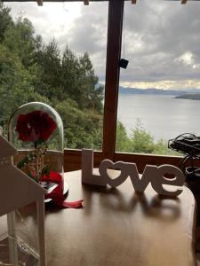a window with a flower in a vase on a table at Glamping Domos del Lago in Aquitania