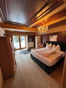 Postel nebo postele na pokoji v ubytování Fürstliches Appartement in Reith bei Kitzbühel