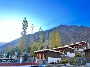 ein Gebäude mit einem Berg im Hintergrund in der Unterkunft Ashina Eco Resort in Kargil