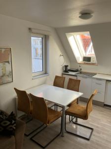 kuchnia ze stołem i krzesłami w pokoju w obiekcie Billund countryside Appartement w mieście Give