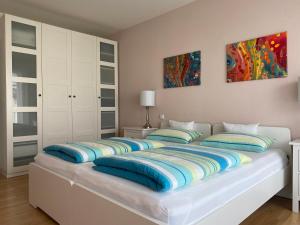 En eller flere senge i et værelse på Schönes 2 Zimmer Apartment zentral gelegen