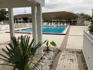uma vista para uma piscina a partir do alpendre de uma casa em Motel 6-Ocala, FL - Conference Center em Ocala Ridge