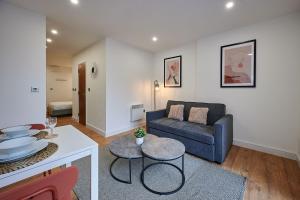 利物浦的住宿－Host & Stay - Sevenstays Aparthotel，客厅配有沙发和桌子