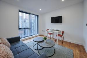- un salon avec un canapé et une table dans l'établissement Host & Stay - Sevenstays Aparthotel, à Liverpool