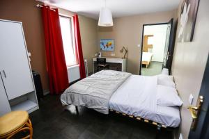 - une chambre avec un lit, un bureau et une fenêtre dans l'établissement F3 80 m2 Longére plain pied au centre auxonne., à Auxonne