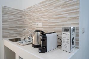eine Kaffeemaschine auf einer Küchentheke neben einer Spüle in der Unterkunft Saverio's apartment in Tropea