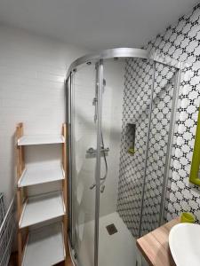 un bagno con doccia e lavandino di Terraza Bolingas a Comillas