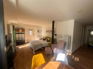 una camera da letto con un letto e un soggiorno di Terraza Bolingas a Comillas