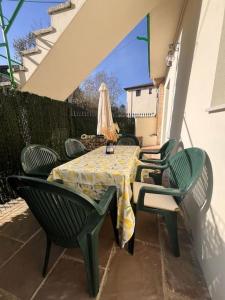 un tavolo con 4 sedie e un tavolo con una tovaglia di Terraza Bolingas a Comillas