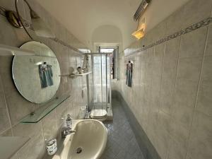 a bathroom with a sink and a mirror at [2 passi dal mare di Alassio] Ampio trilocale in Alassio