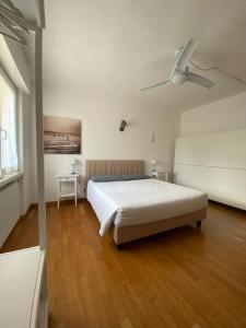 - une chambre avec un lit et un ventilateur de plafond dans l'établissement Bed and Breakfast AnnA, à Isera