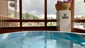 uma banheira de hidromassagem em frente a uma janela numa casa em Big Horn Lodge em Grand Lake