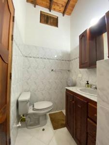 uma casa de banho com um WC e um lavatório em EL FAUNO em Jericó