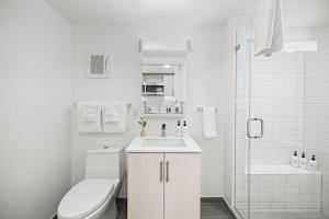 Koupelna v ubytování Placemakr Dupont Circle + 37 fotografií