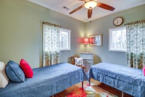 Katil atau katil-katil dalam bilik di Talking Rock Home with Private Deck and On-Site Trail!