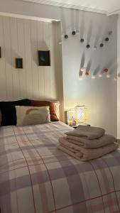 ein Schlafzimmer mit einem Bett mit Decken darauf in der Unterkunft Apto con vistas a la playa de La Patacona in Valencia