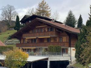 une grande maison en bois au sommet d'une colline dans l'établissement Eagle's Nest, à Grindelwald