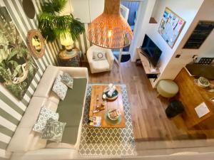 uma sala de estar com um sofá e uma mesa em Studios with Mezzanine Rua da Moeda em Lisboa