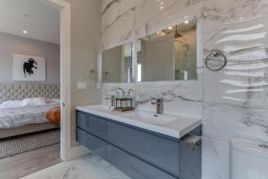 uma casa de banho com um lavatório e um espelho em Luxury Modern 4 bedroom with Rooftop Deck #4 em Los Angeles