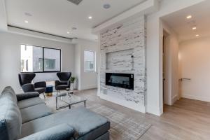 uma sala de estar com um sofá e uma lareira em Luxury Modern 4 bedroom with Rooftop Deck #4 em Los Angeles