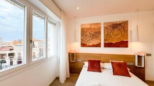 1 dormitorio con cama y ventana grande en Galleria Roma Art Guesthouse, en Oristano
