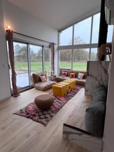 un salon avec un canapé et une table dans l'établissement La bergerie de Polly, à Sainte-Hélène