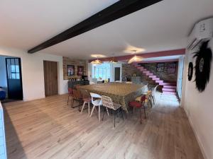 une salle à manger avec une table et des chaises dans l'établissement La bergerie de Polly, à Sainte-Hélène