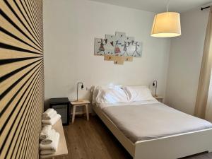een kleine slaapkamer met een bed en een lamp bij Colombo 32 Affittacamere in La Spezia