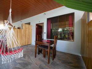 une salle à manger avec une table et une chaise dans l'établissement Raya, à Matapalo