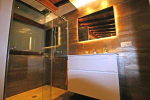 a bathroom with a shower and a sink at Crystalsuite. Beautiful penthouse with sea views in Corralejo +42 photos