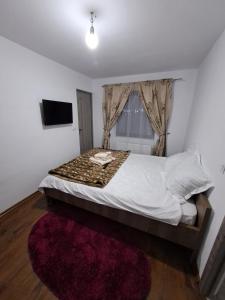 een slaapkamer met een groot bed en een raam bij Casa Mara 