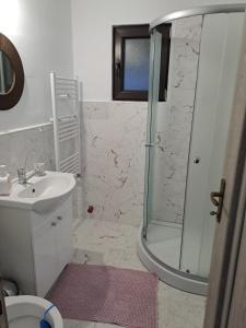 een badkamer met een douche en een wastafel bij Casa Mara 