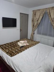 een slaapkamer met een bed en een flatscreen-tv bij Casa Mara 