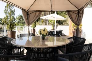 ペネドにあるHotel Terras da Finlândiaの花瓶付きのテーブルと椅子