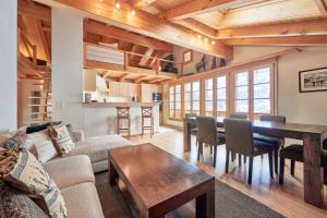 格林德尔瓦尔德Eagle's Nest的带桌子的客厅和餐厅