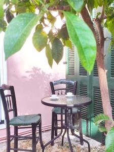 una mesa y sillas sentadas junto a un árbol en Annie's Home, en Heraklion