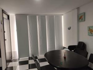een kamer met een tafel en stoelen en een raam bij Apartamento en Rodadero in Santa Marta