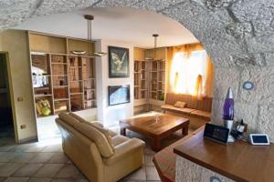 - un salon avec un canapé et une table dans l'établissement Villa l'Escargolette avec piscine privée, à Carpentras
