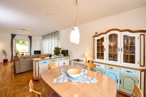 TV a/nebo společenská místnost v ubytování Ferienwohnung Haus Waldblick