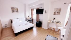 a bedroom with a bed and a desk in it at London Chelsea 2 People Balcony Best Location in London