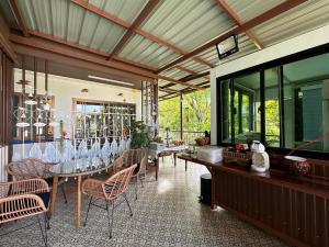 Restaurace v ubytování บ้านเพชรพวงเขาใหญ่