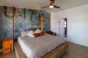 1 dormitorio con 1 cama y ventilador de techo en Jet Boat Billy's Speed Shop - Lake Havasu, en Havasu Lake