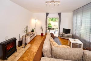 TV a/nebo společenská místnost v ubytování Ferienwohnung Haus Waldblick