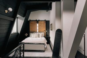 - une chambre avec un lit en noir et blanc dans l'établissement Modern A-Frame - Mountain Views - Evergreen, à Evergreen