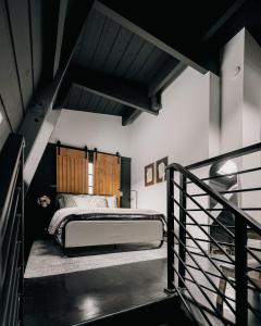 - une chambre avec un lit et un escalier dans l'établissement Modern A-Frame - Mountain Views - Evergreen, à Evergreen