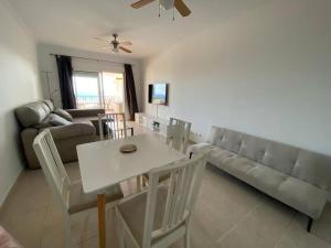 ein Wohnzimmer mit Sofa und Tisch in der Unterkunft Terrazas de Guadalupe - Sea view in Manilva + 1 Foto