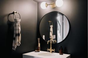 W łazience znajduje się umywalka i lustro. w obiekcie Modern A-Frame - Mountain Views - Evergreen w mieście Evergreen