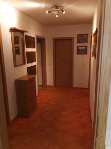 une chambre vide avec un couloir et une porte dans l'établissement Ferienwohnung Anna, à Monplaisir